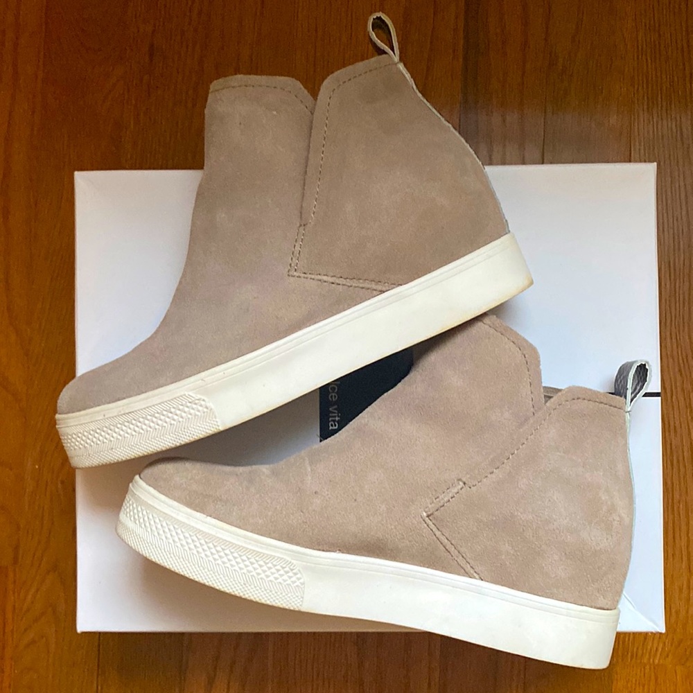 Dolce Vita Walker in dark taupe suede